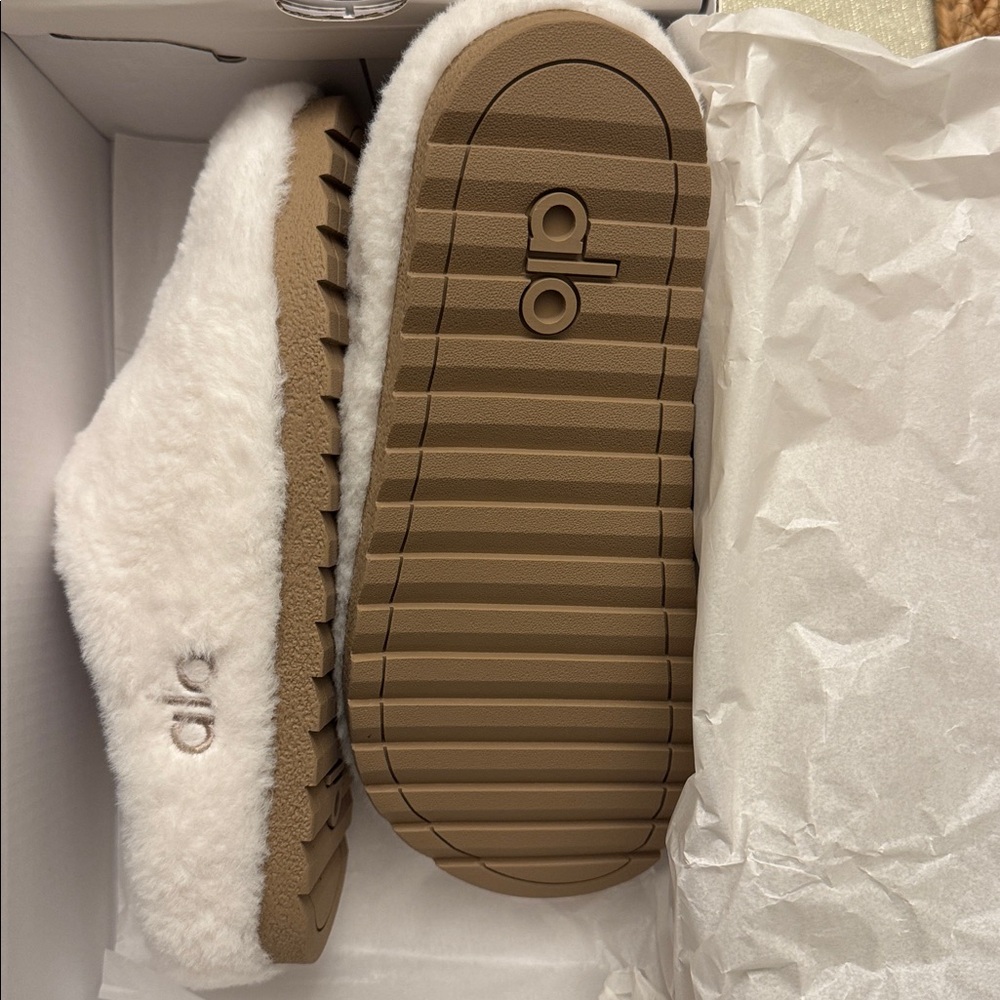 ALO Yoga Cream Recovery Slippers NWT - Picture 4 of 6